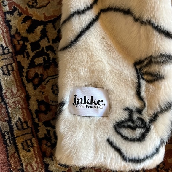 Jakke Katie Printed Faux Fur Coat in Abstract Face Print - Picture 4 of 10